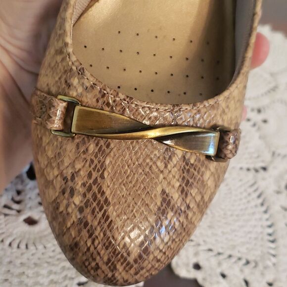 Life Stride Landeo Tan Brown Snakeskin Pattern Comfort Flex Wedges Sz 9.5 - Picture 10 of 10